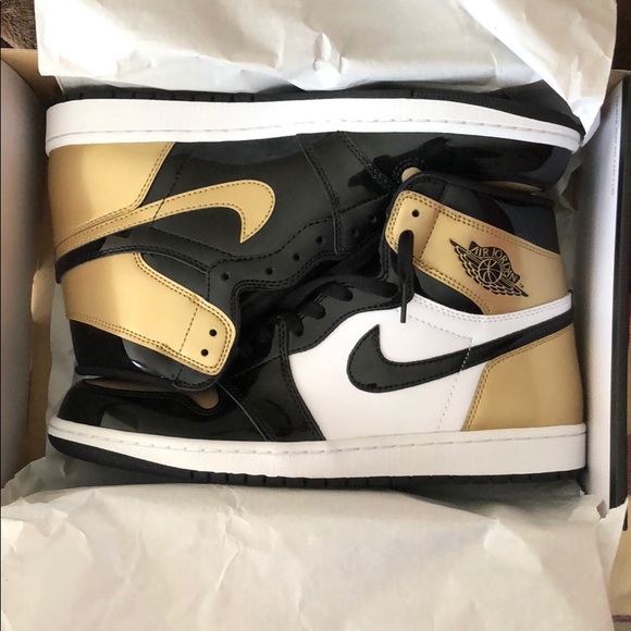Air Jordan 1 Retro Gold toes